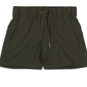 Lulu Lemon on the fly 3.5 inch short